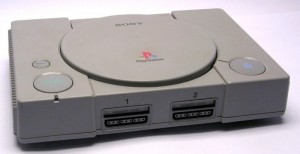 Playstation 1 - Konsole (ohne Zubeh�r) mit Bodycover Herta BSC (gebraucht)